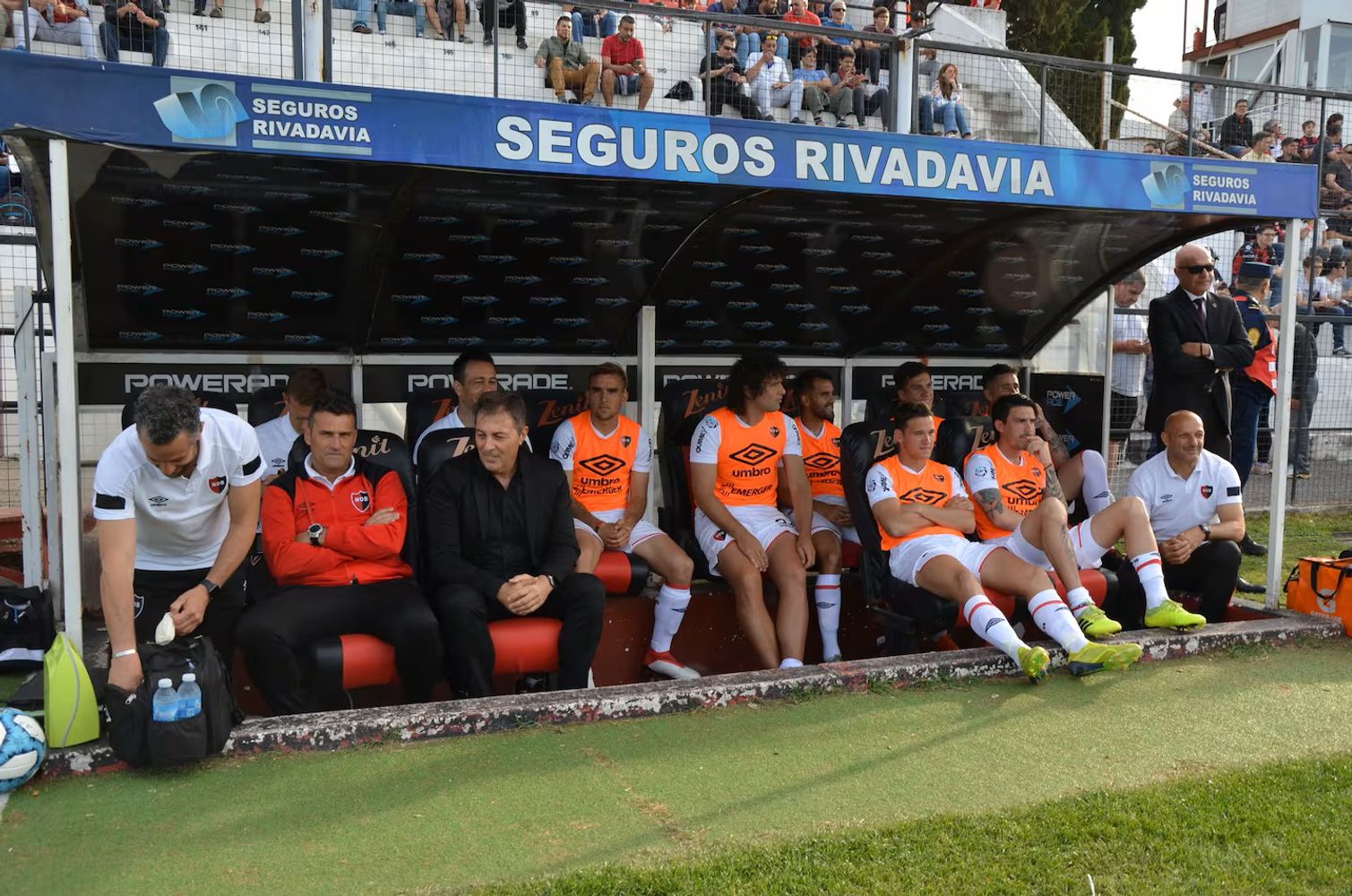 Frank Darío Kudelka, entrenador de Newell's en 2020 junto con el equipo y cuerpo técnico (Archivo:Télam)