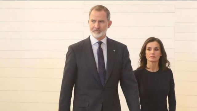 Letizia Ortiz, envuelta en rumores de viajes reservados y posibles infidelidades, enfrenta la mirada pública sobre su vida privada.
