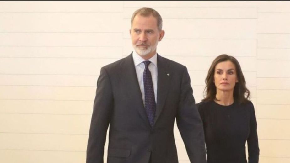 Letizia Ortiz, envuelta en rumores de viajes reservados y posibles infidelidades, enfrenta la mirada pública sobre su vida privada.
