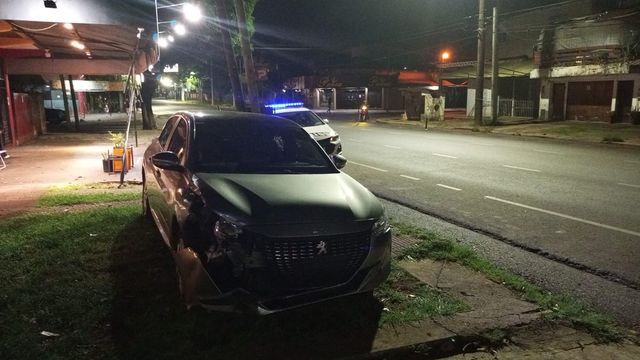 Violento despiste en Posadas: un vehículo terminó incrustado en un comercio.