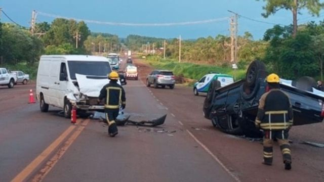 Choque y vuelco en la Ruta 12 en Jardín América: dos heridos y tránsito desviado.