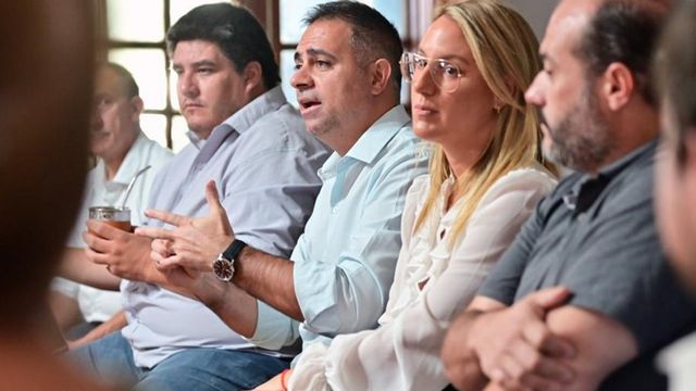 Mauricio Davico acompañado de la viceintendenta Julieta Carrazza, el jefe de Gabinete Luciano Garro.