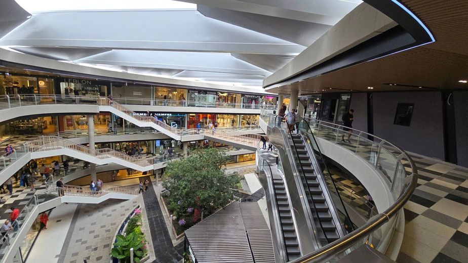 Tiene 127 locales y es furor en Córdoba: cómo es el megashopping a cielo abierto