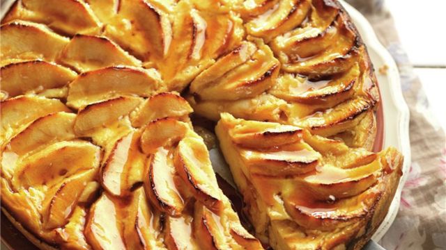 Tarta de manzana con crema pastelera muy fácil de hacer.
