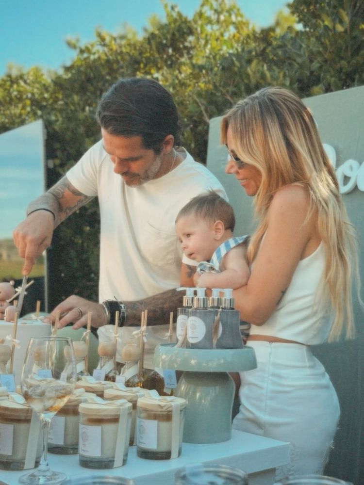 Fernando Gago, su esposa y su bebé