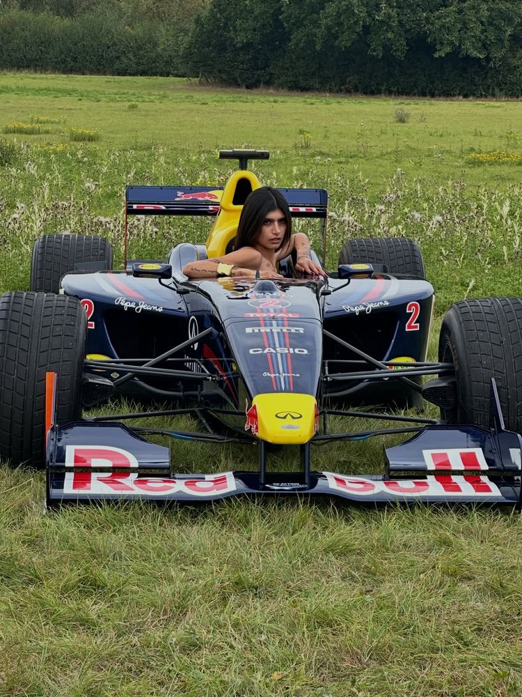 Mia Khalifa jugó al límite de la censura y arrasó en Instagram con un look de Fórmula 1