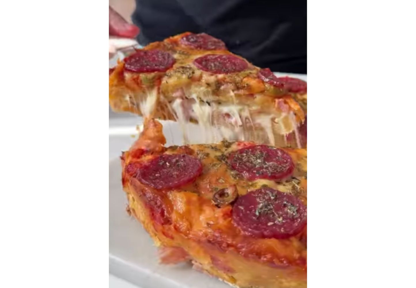Cómo hacer una pizza rellena sin amasar: receta fácil y lista en 15 minutos para salvar la cena del fin de semana