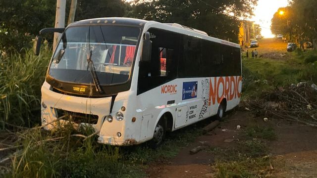 Iguazú: un colectivo sufrió una falla mecánica y generó alarma en una transitada esquina.