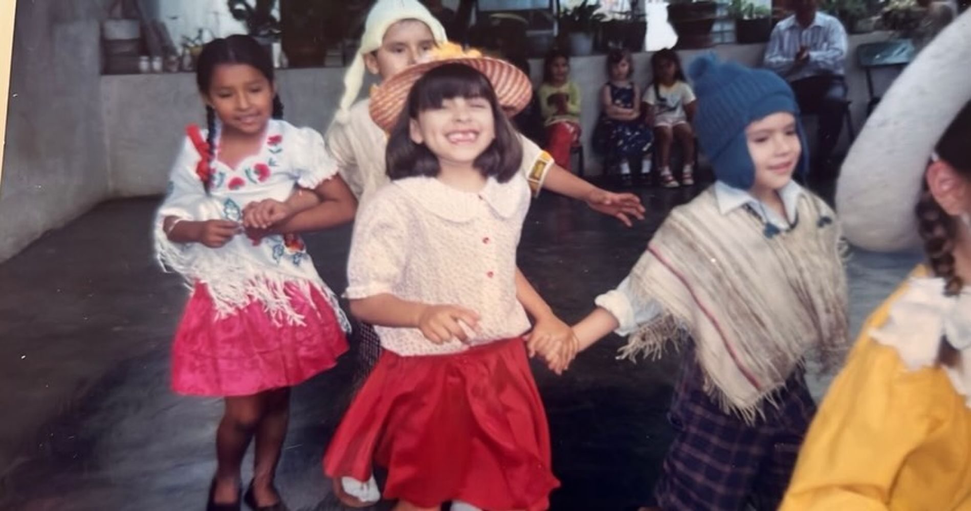 Cazzu de pequeña en un acto escolar.