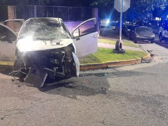 Espectacular persecución terminó con un auto volcado en el ingreso a Carlos Paz