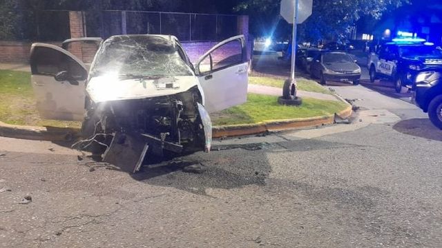 El Citroën C3 quedó destruido tras impactar contra un muro en la colectora de la Variante Costa Azul.