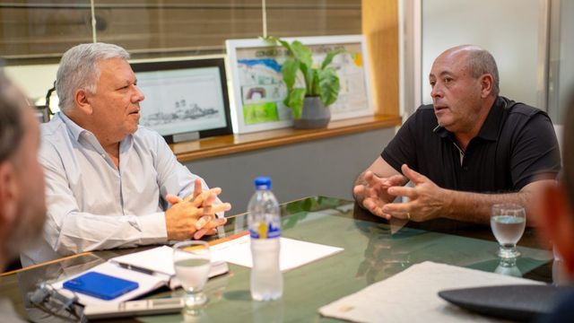El intendente Gustavo Benedetti de Arroyito se reunió con representantes de la empresa Electricidad Marchisio SRL.