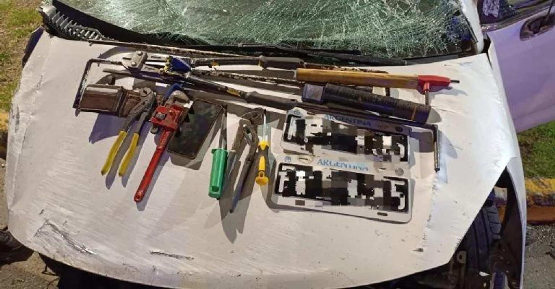 Parte del kit delictivo hallado dentro del rodado: la policía secuestró ganzúas y corta-pernos utilizados para forzar cerraduras.
