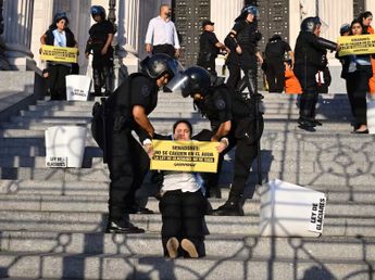 Detuvieron a 12 activistas de Greenpeace en el Congreso por protestar contra la Ley de Glaciares