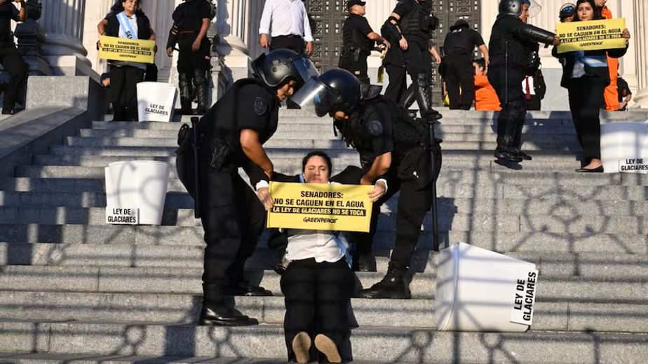 Detuvieron a 12 activistas de Greenpeace en el Congreso por protestar contra la Ley de Glaciares