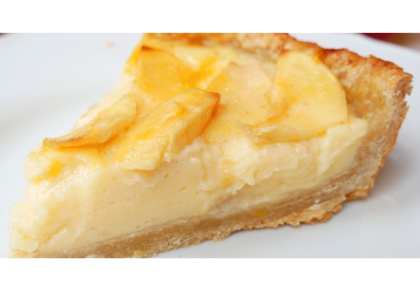 Tarta de manzana rellena de crema pastelera.