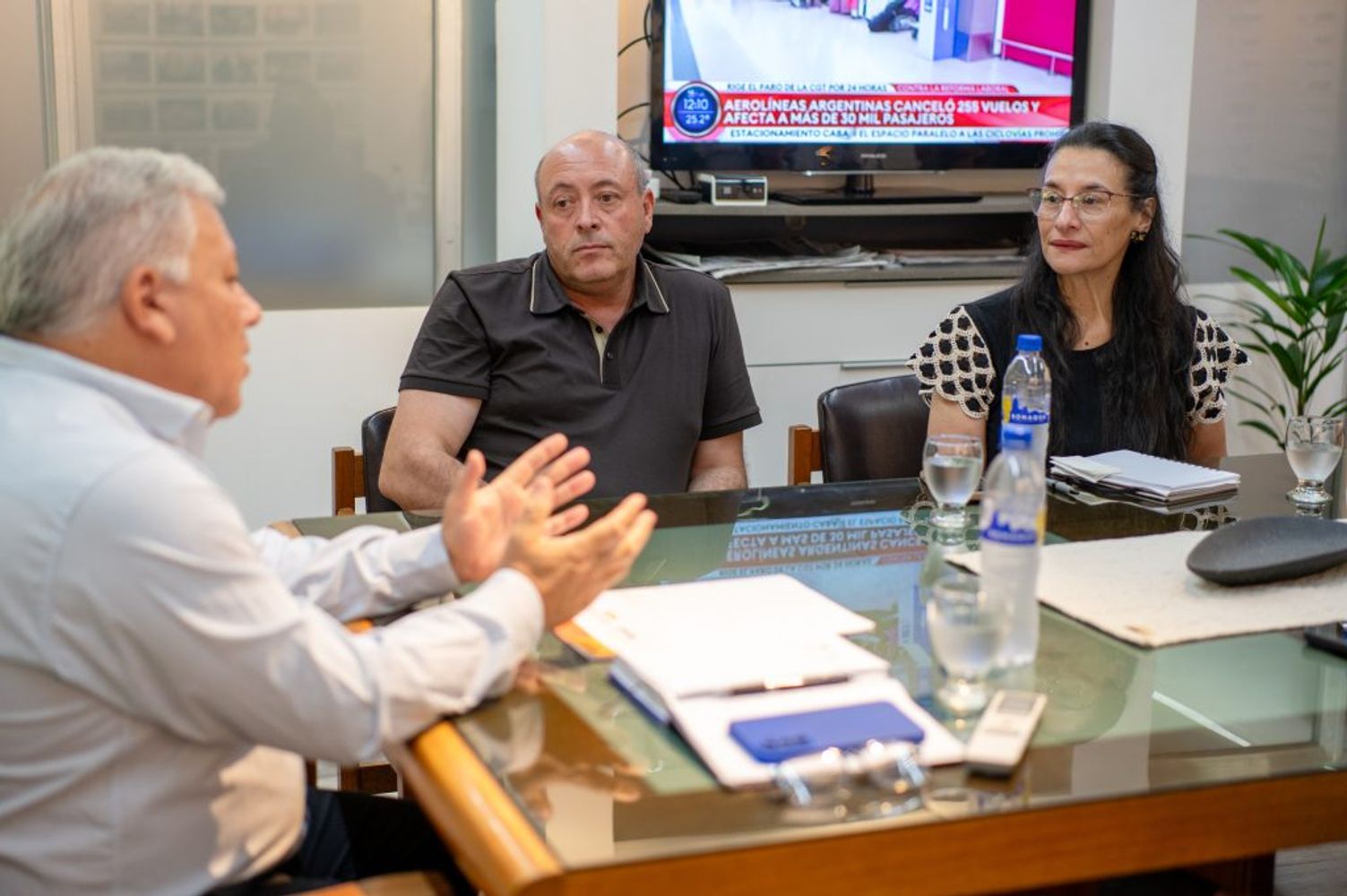 El intendente Gustavo Benedetti de Arroyito se reunió con representantes de la empresa Electricidad Marchisio SRL.