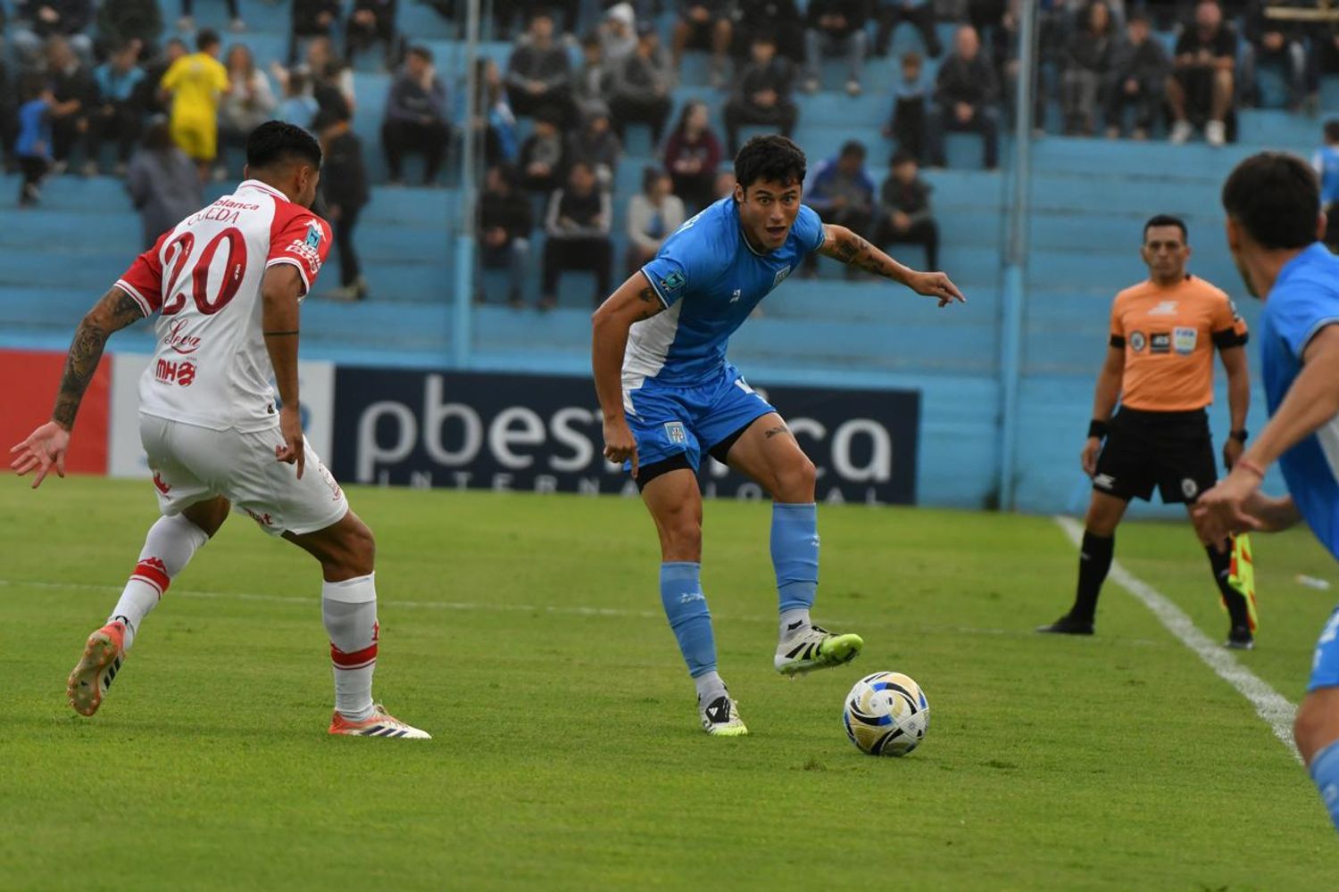 Tobías Ostchega de Estudiantes de Río Cuarto ante Huracán