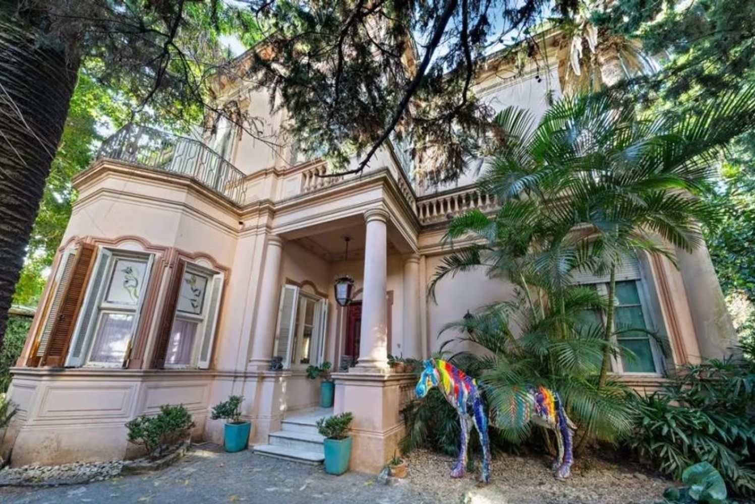 La mansión que Natalia Oreiro compró a los 21 años en Buenos Aires, construida en 1887, es un ícono oculto para sus seguidores.
