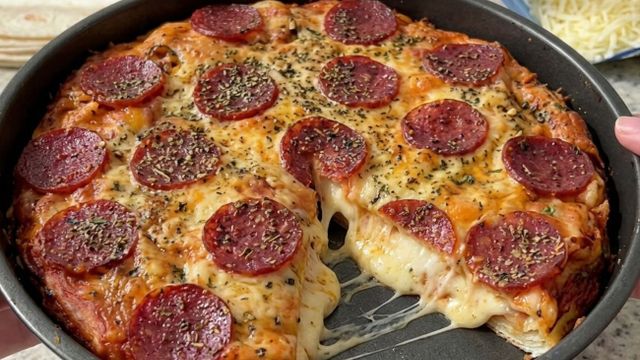 Cómo hacer una pizza rellena sin amasar: receta fácil y lista en 15 minutos para salvar la cena del fin de semana