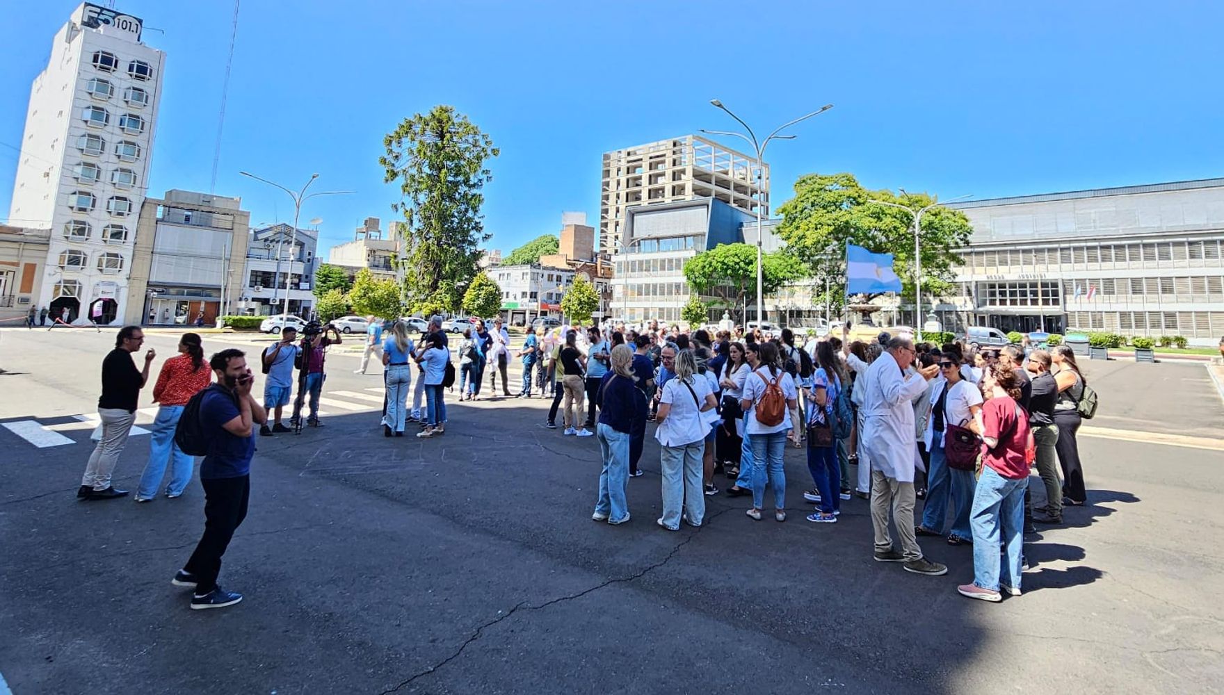 Profesionales de la salud presentaron un petitorio para regularizar la carga horaria y reconocer funciones críticas.