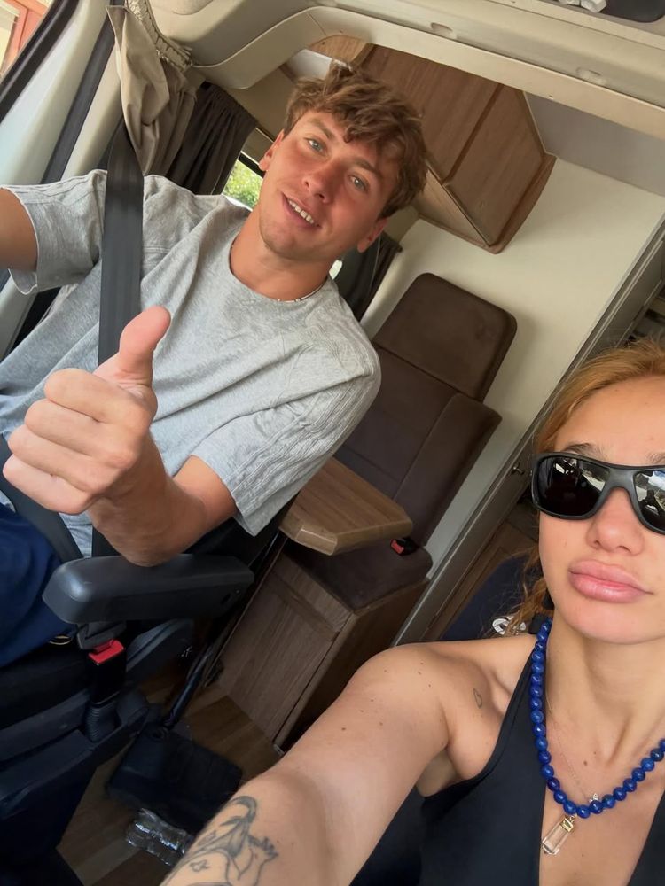 La pareja durante el viaje.