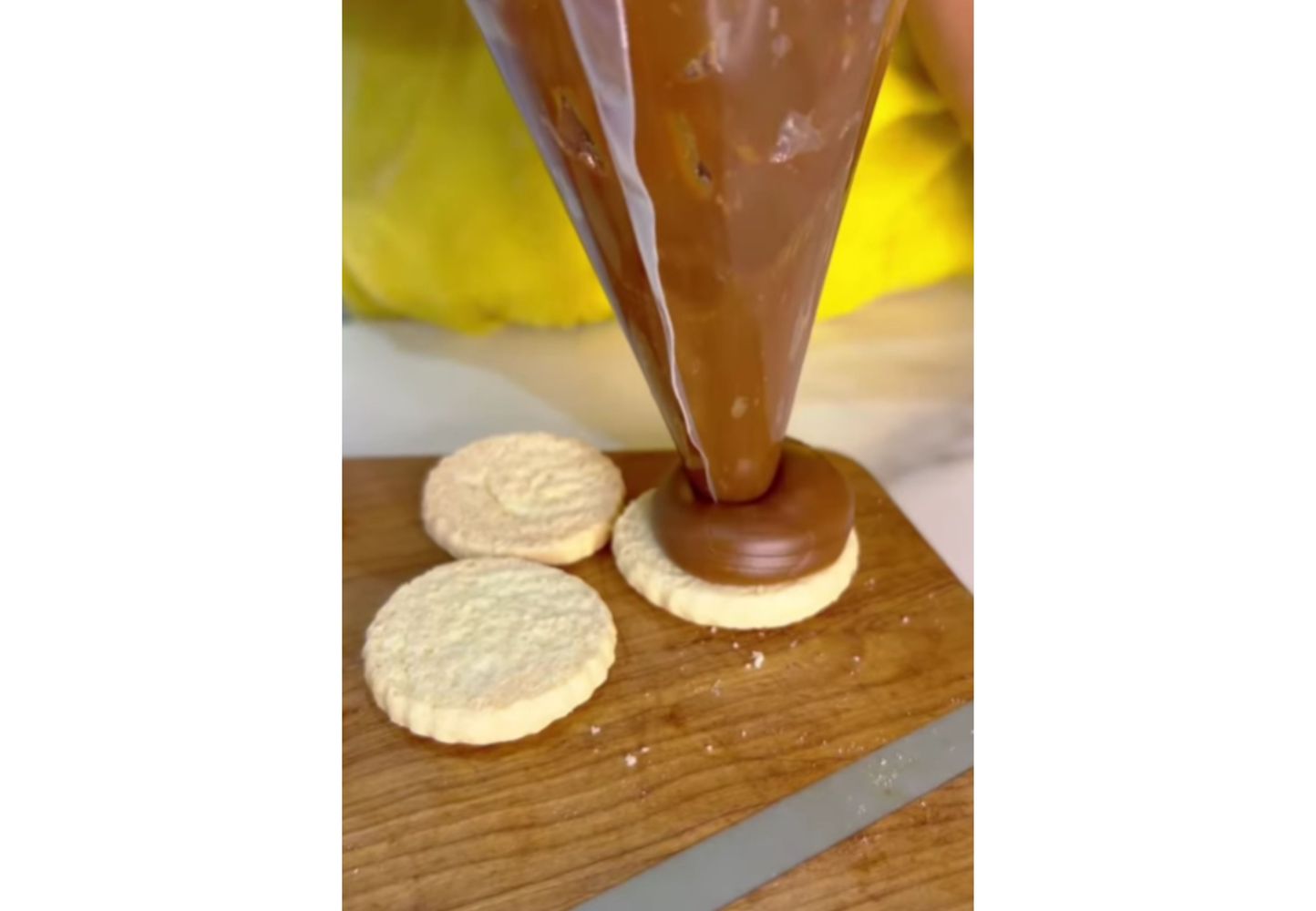 En simples pasos, se pueden hacer unos alfajorcitos de maicenas dignos de una panadería.