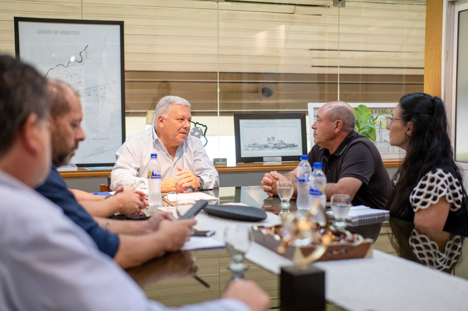 El intendente Gustavo Benedetti de Arroyito se reunió con representantes de la empresa Electricidad Marchisio SRL.