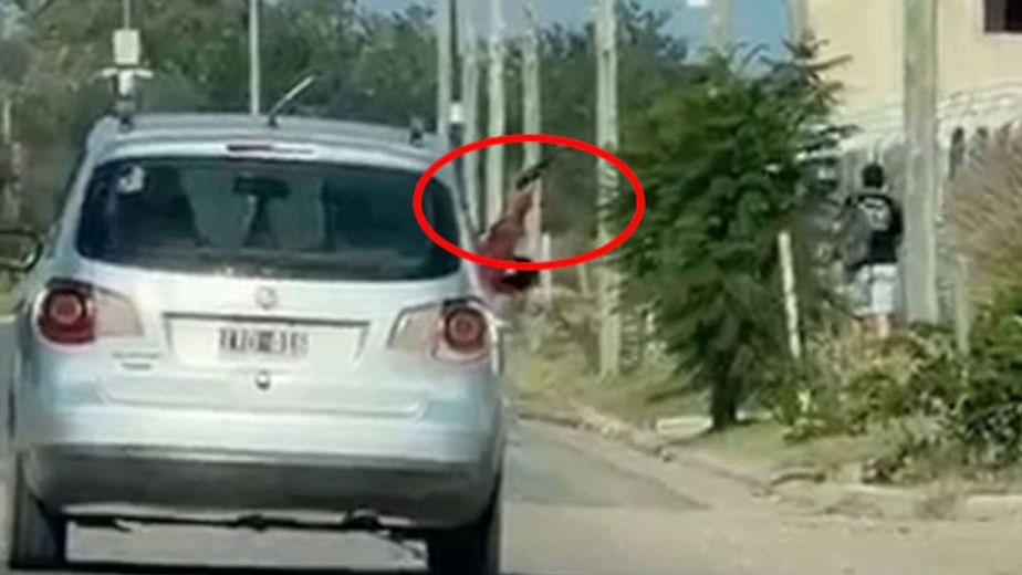 Terror: filmaron a un hombre mostrando un arma desde un auto en Córdoba