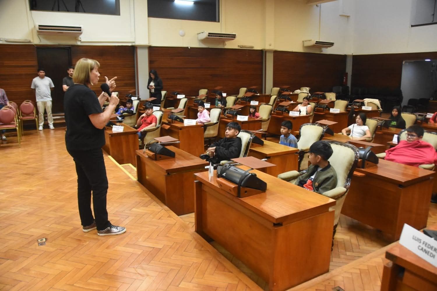 La diputada Alejandra Mollón recibó en la Legislatura a una delegación de los centros Crecer del RENATRE en Jujuy, que atienden a hijos de trabajadores rurales de la zona de los Pericos.