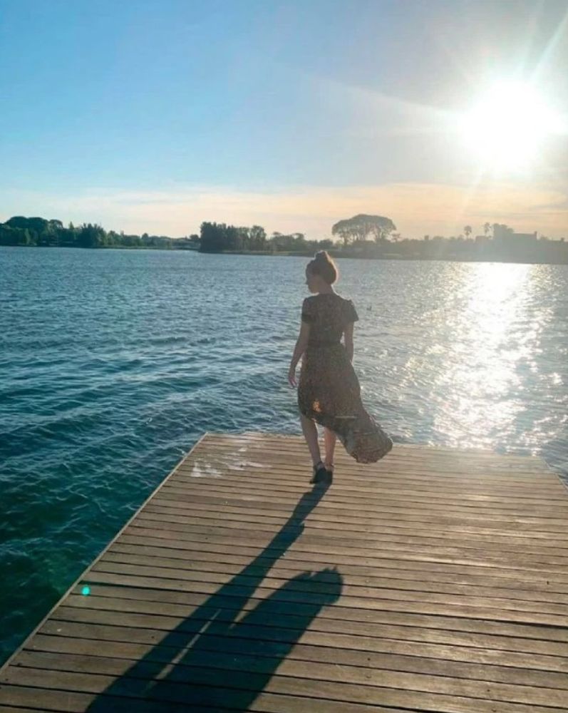 La propiedad se ubica en el exclusivo barrio El Golf y cuenta con muelle y vista al agua.