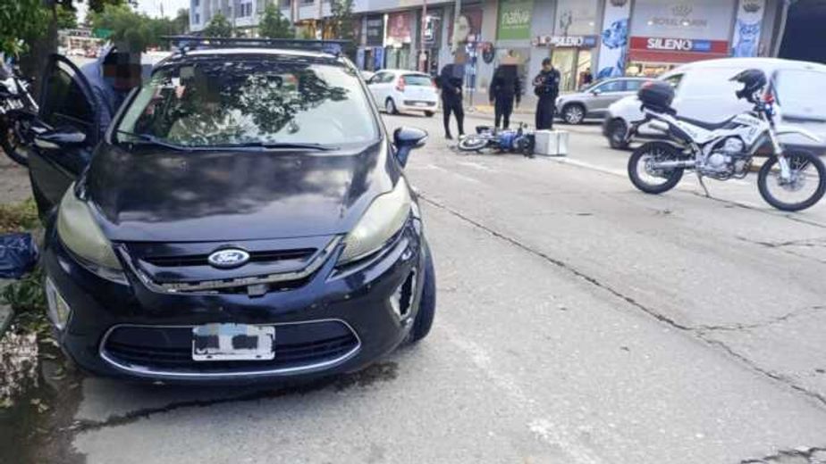 Un motociclista sufrió una grave fractura tras chocar en pleno centro de Carlos Paz