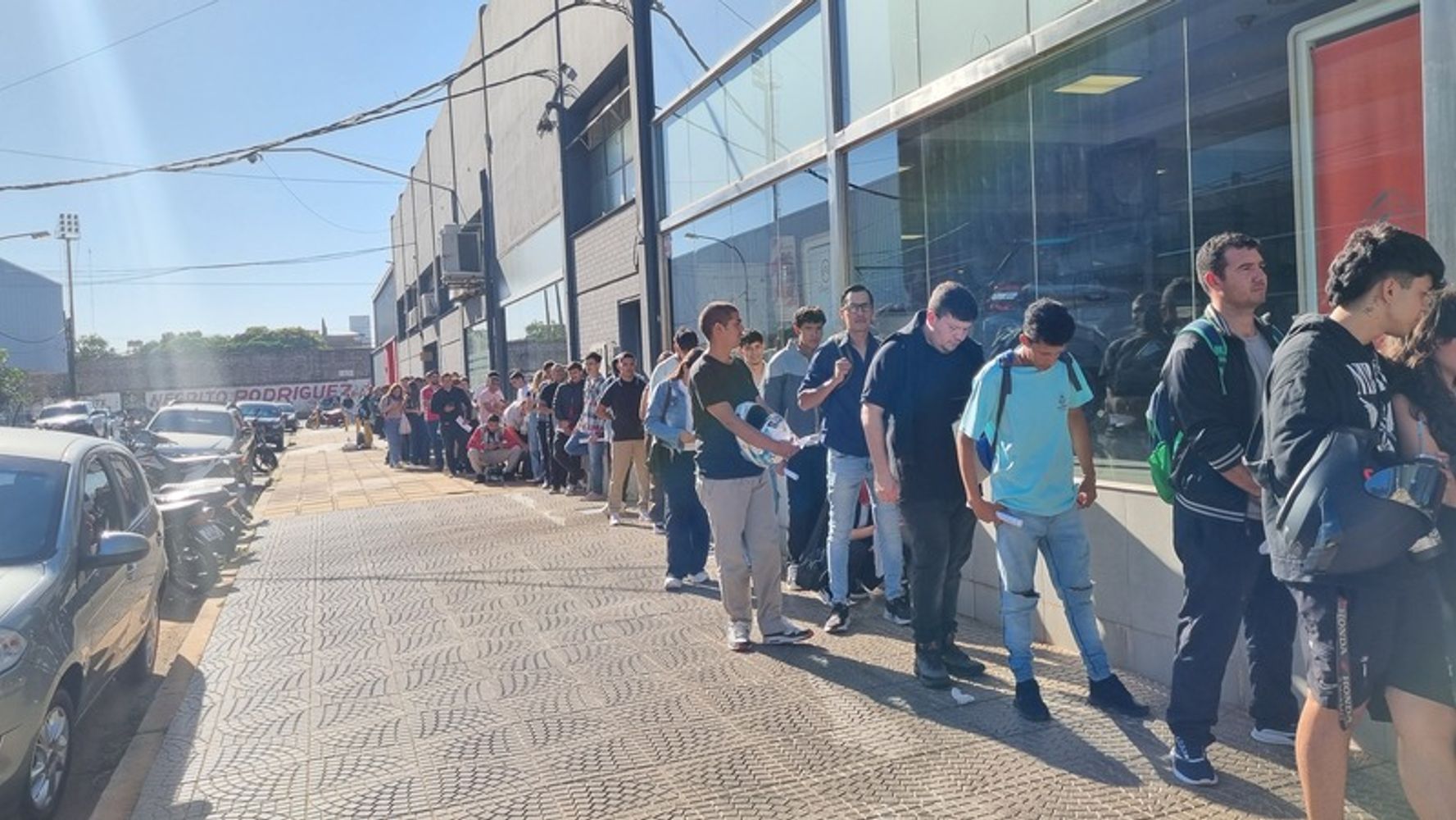 Convocatoria laboral en Posadas atrajo una multitud de postulantes: la fila daba vuelta la manzana.