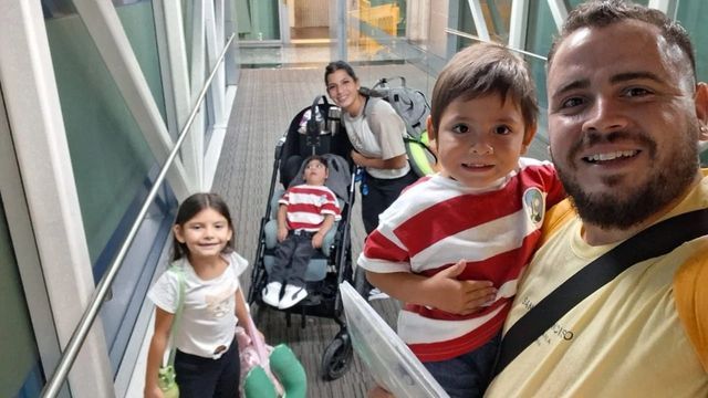 La familia de Galo tras su arribo a Monterrey, México, donde el pequeño de Tanti comenzará su tratamiento este 2 de marzo.