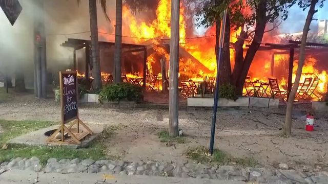 La voracidad de las llamas dejó en ruindas el local de La Comanda, en la zona norte de la ciudad de Córdoba.