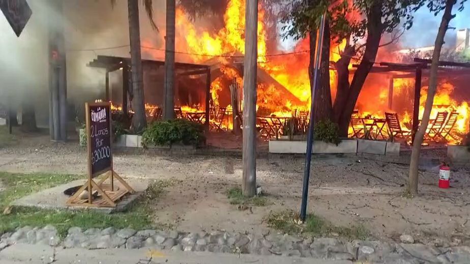 Córdoba: un feroz incendió consumió un local gastronómico en la Recta Martinoli