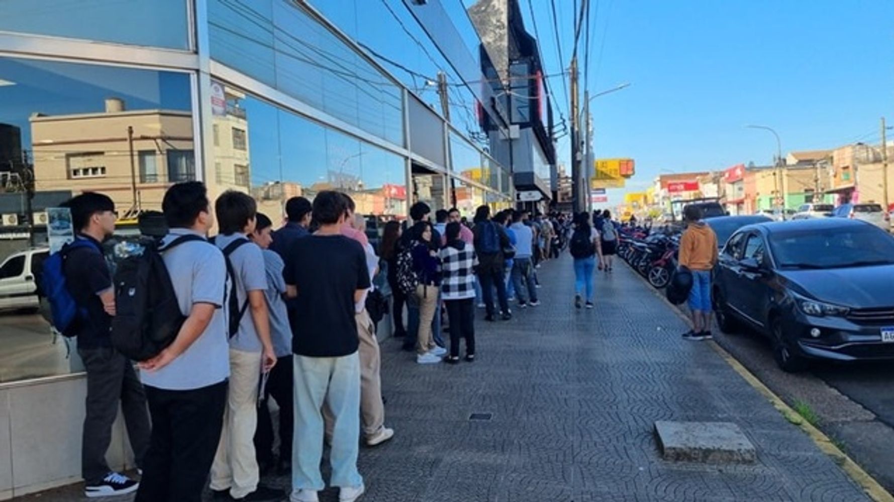 Convocatoria laboral en Posadas atrajo una multitud de postulantes: la fila daba vuelta la manzana.