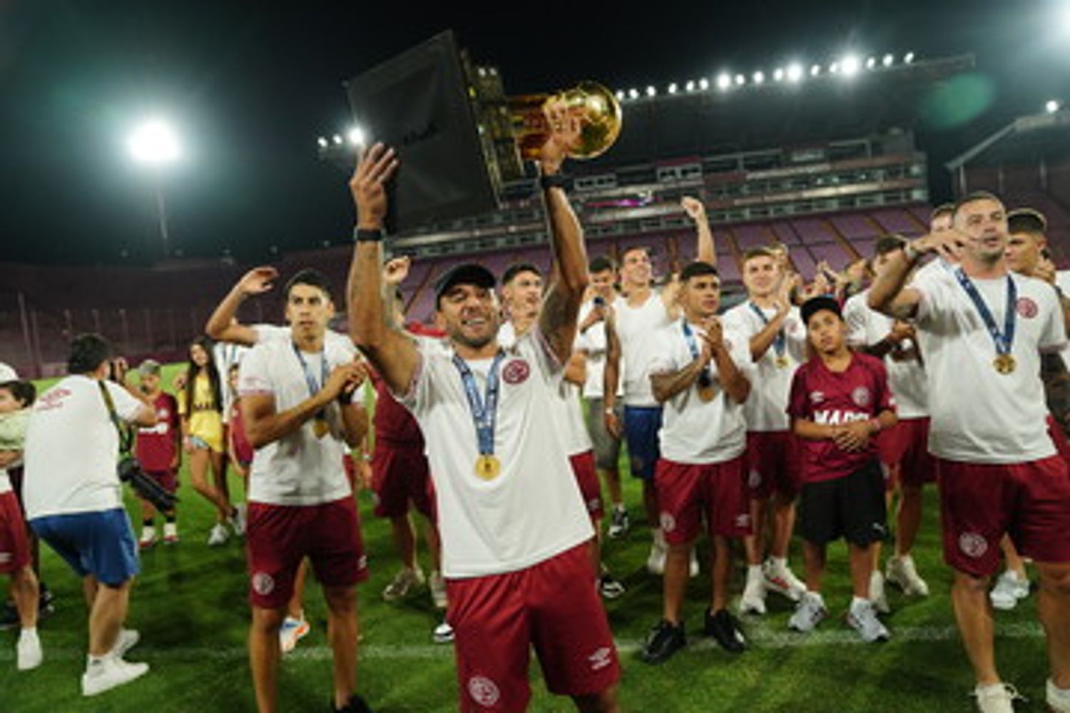 Lanús se trajo la Recopa de la Fortaleza y lo festejó en La Fortaleza.