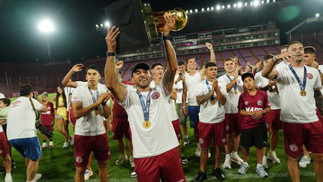 Lanús se trajo la Recopa de la Fortaleza y lo festejó en La Fortaleza.