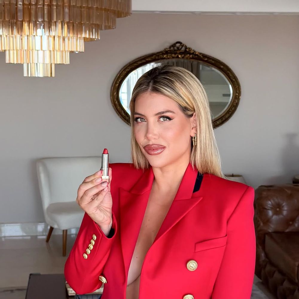 El destape de Wanda Nara: la mediática arrasó con un look sastrero en color rojo y no llevó corpiño