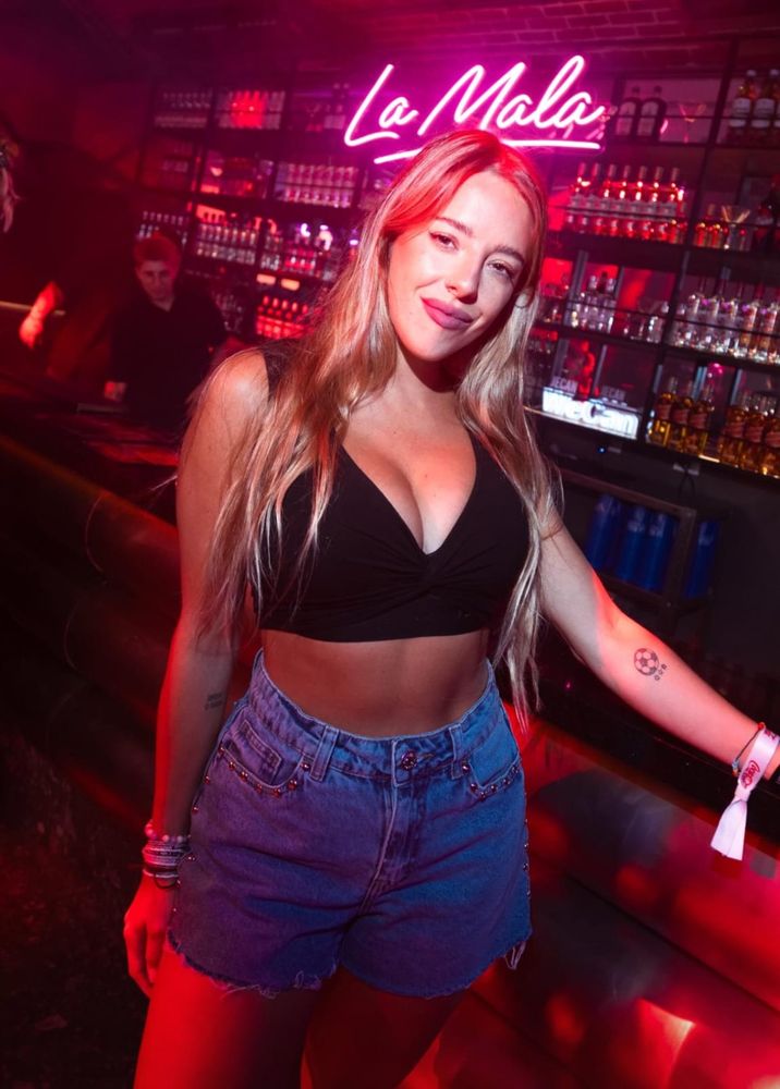 Nati Jota se sumó a la tendencia de la temporada y combinó jean y ultra escote
