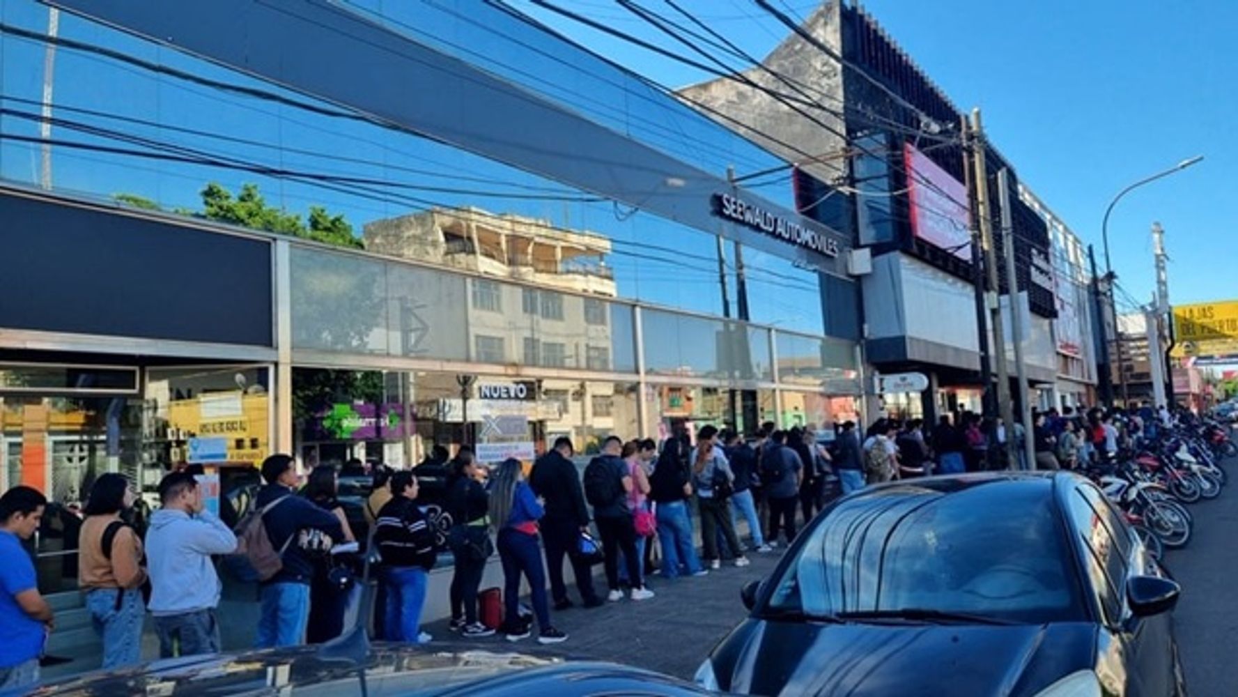 Convocatoria laboral en Posadas atrajo una multitud de postulantes: la fila daba vuelta la manzana.