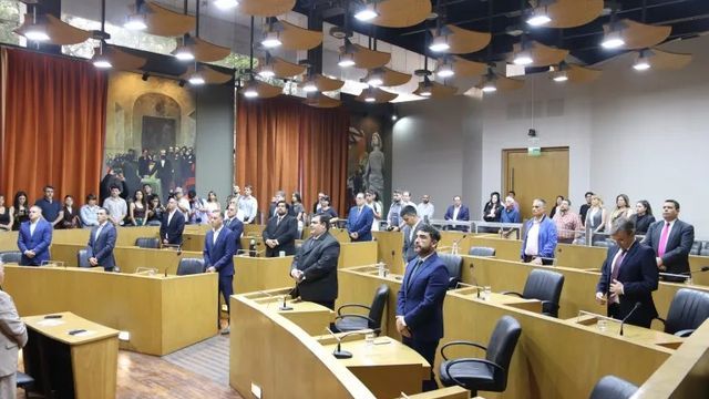 Renovación de autoridades en el Concejo: la sesión seguirá el martes tras un cuarto intermedio.