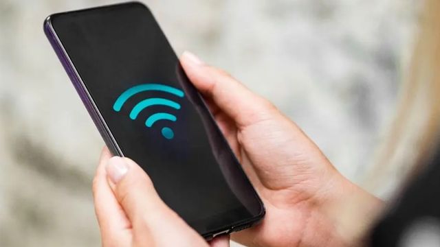 Ajustar el canal del router desde el celular es un truco efectivo para acelerar la conexión wifi en casa.
