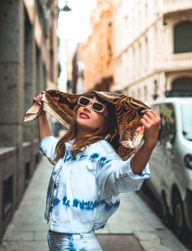 Celeste Cid dio cátedra de estilo con un look urbano cómodo y lo combinó con las botas en tendencia