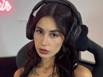 Cam Nair presumió su nuevo look con una jugada sesión de fotos en ropa interior y casi muestra de más