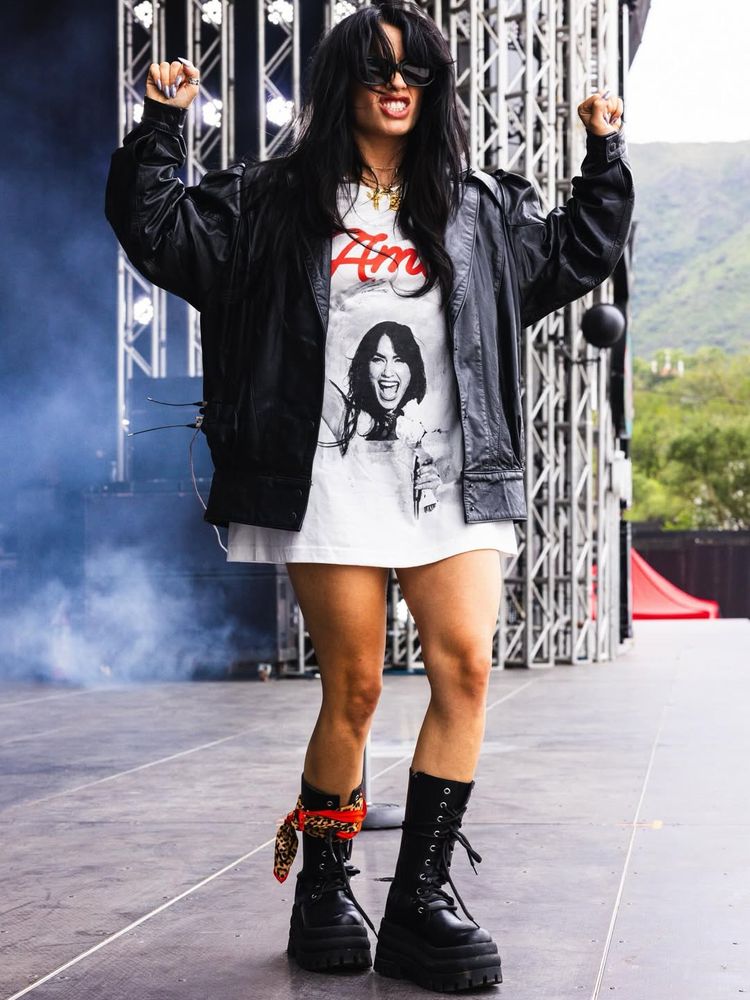 Lali Espósito posó con las botas que serán tendencia la temporada y dio cátedra de estilo con un look urbano
