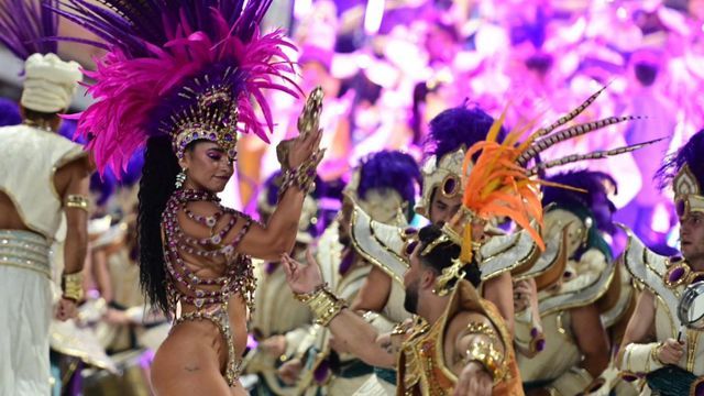 Carnaval del País. Pasista y batucada de Marí Marí.
