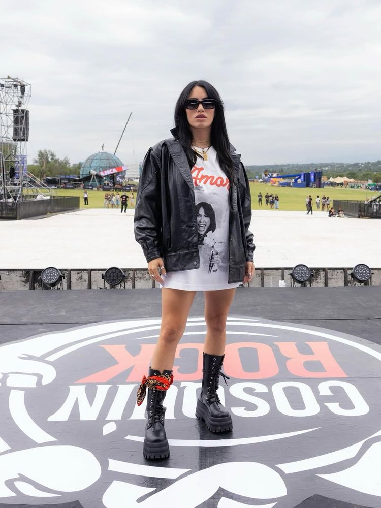 Lali Espósito posó con las botas que serán tendencia la temporada y dio cátedra de estilo con un look urbano