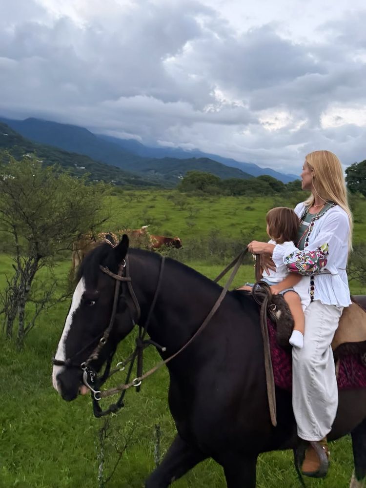 Nicole Neumann se sumó a la tendencia del verano y dio cátedra de estilo con un look boho chic